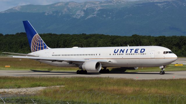 BOEING 767-300 (N653UA)