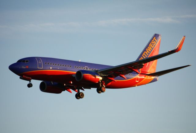 Boeing 737-700 (N443WN) - on final for 6L at CLE