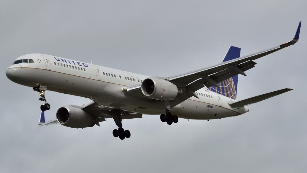 Boeing 757-200 (N19141) - This United flight from HAM to EWR was diverted to YUL.