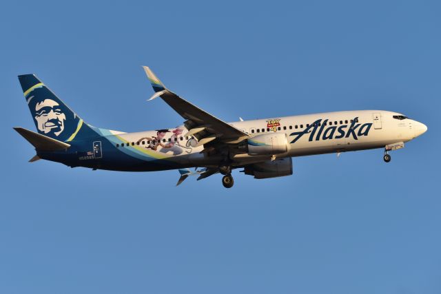 Boeing 737-800 (N589AS) - 23-R 02-18-22. Golden Hour arrival.