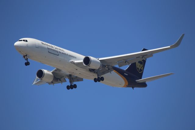BOEING 767-300 (N332UP)