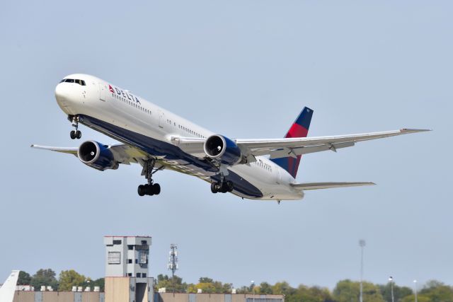 BOEING 767-400 (N827MH) - 23-R 10-05-22 Taking the Indianapolis Colt's to Denver to play the Bronco's. There will be no "Horsing Around" allowed!