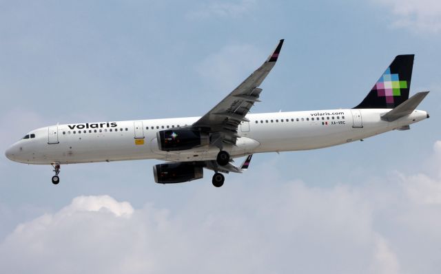 Airbus A321 (XA-VRC) - Volaris / Airbus A321-231 / MSN 7416 / XA-VRC / MMMX 09/2020