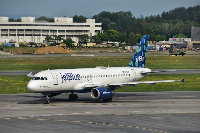 Airbus A320 (N570JB) - A Jetblue A320 after landing at Albany Airport 