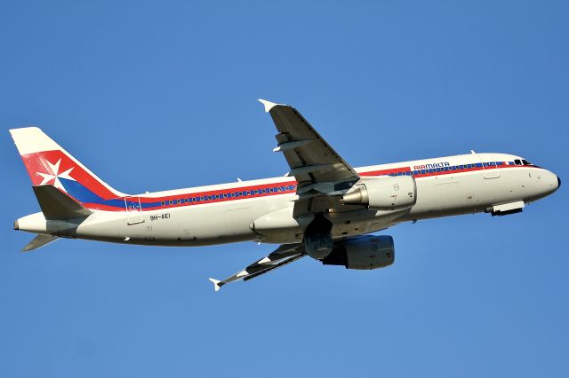 Airbus A320 (9H-AEI)