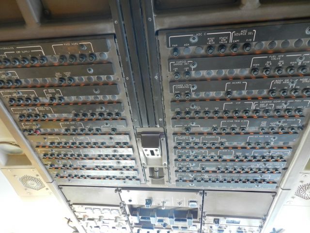 Boeing 747-200 (TF-AMX) - This is the overhead pannel on board the B747-400 Air atlanta icelandic operating for Saudi Arabian Airlines