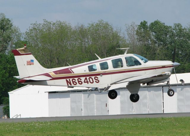 Beechcraft Bonanza (36) (N6640S) - Touching down on 14 at Downtown Shreveport.