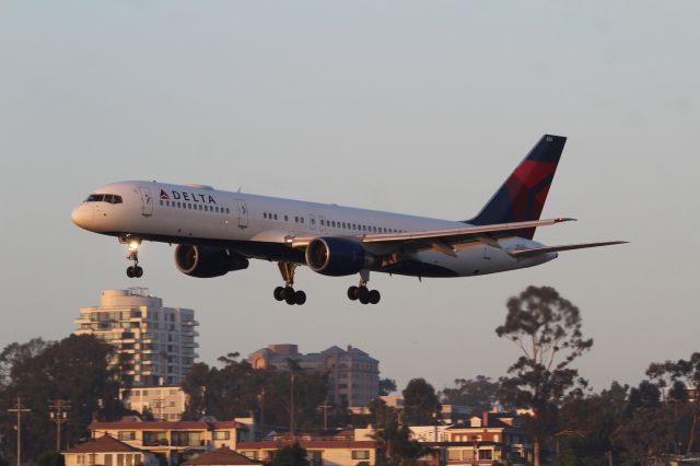 Boeing 757-200 (N654DL)