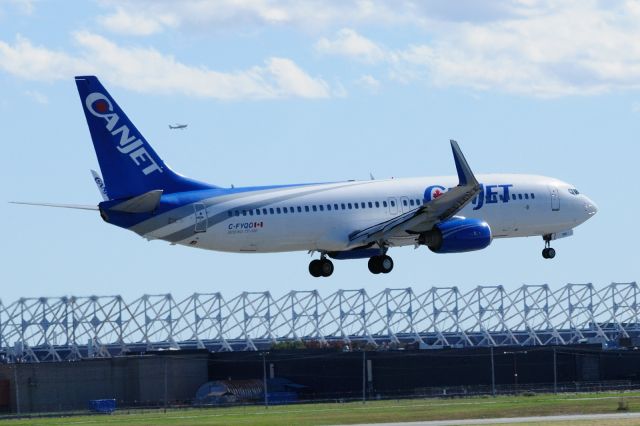 Boeing 737-800 (C-FYQO)