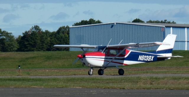 Cessna Skyhawk (N8139X) - Taxiing to parking is this 1961 Cessna 172B Skyhawk in the Autumn of 2023.