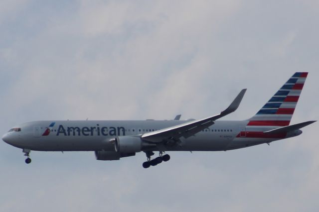 BOEING 767-300 (N389AA) - American 97 landing from Budapest, Hungary this afternoon