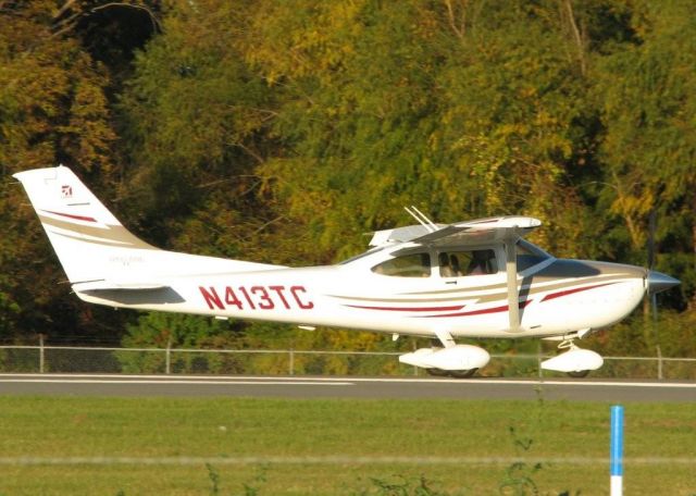 Cessna Skylane (N413TC) - Taking off on 14 at Downtown Shreveport.