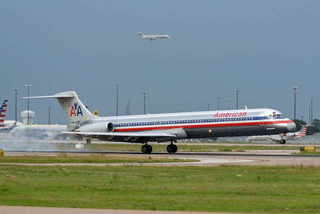 McDonnell Douglas MD-82 (N501AA) - The last MD-82 in the American Airlines fleet lands on 18R while an MD-83 lands on 17C. Two months left for these classics.