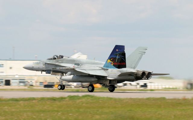 McDonnell Douglas FA-18 Hornet (18-8761)