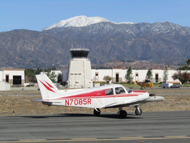 Piper Cherokee (N7085R) - Taxiing to RWY 26L