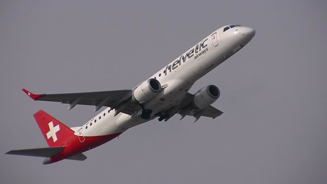 Embraer ERJ-190 (HB-JVP) - 05/02/18 LX754 to Luxembourg takeoff from RWY10