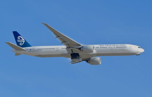 BOEING 777-300 (ZK-OKN)