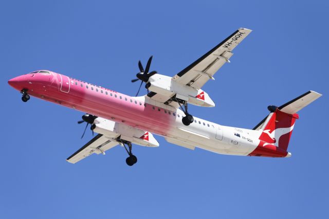 de Havilland Dash 8-400 (VH-QOH) - Approaching runway 01 at YBTL.