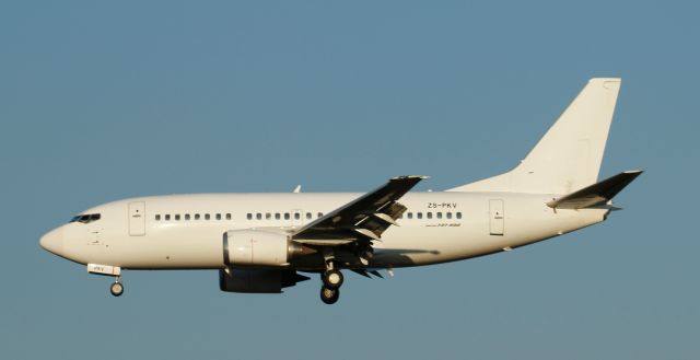 Boeing 737-500 (ZS-PKV) - Landing at FAOR