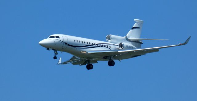 Dassault Falcon 7X (N898ES) - About to touch down is this 2008 Dassault Aviation Falcon 7X in the Summer of 2023.