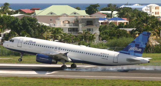 Airbus A320 (N605JB)