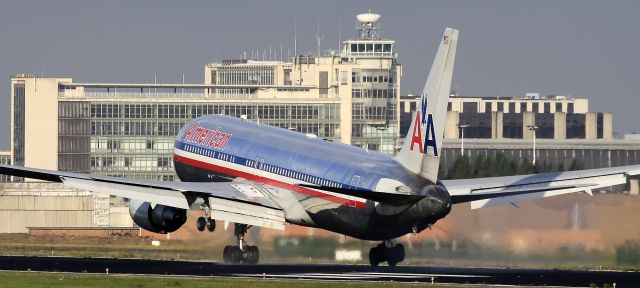 BOEING 767-300 (N396AN)