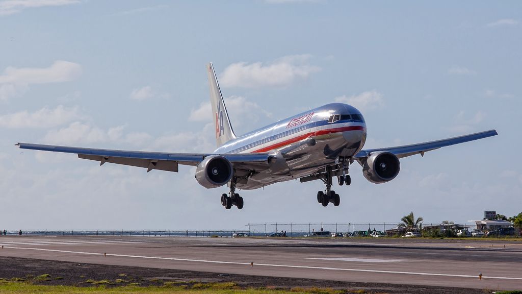 BOEING 767-300 (N363AA) - landing sxm/tncm