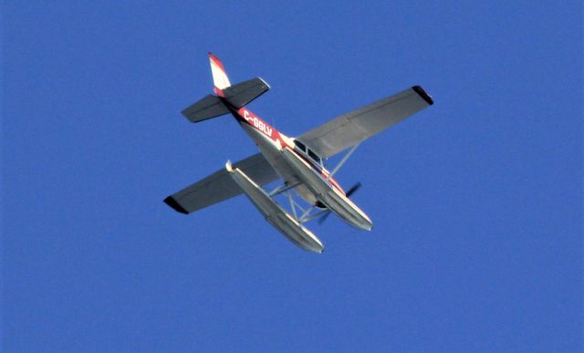 C-GGLV — - C-GGLV CESSNA SKYHAWK 172-L survolant le fleuve St-Laurent à Lavaltrie le 25-06-2022 à 17:10