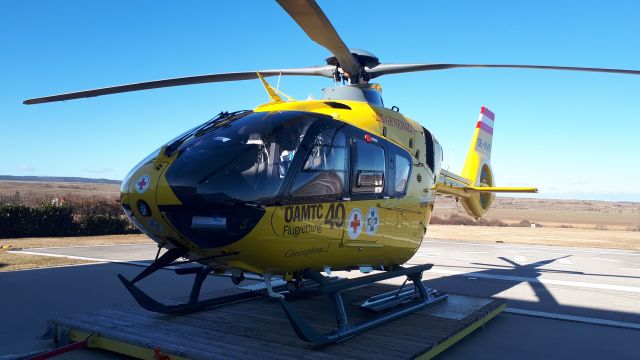 OE-XVR — - Christophorus 2 am Stützpunkt. OE-XVP