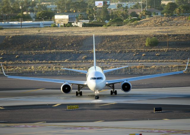BOEING 767-300 (N345UP)