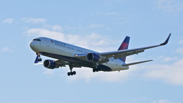 BOEING 767-300 (N185DN) - DAL198 from RKSI / ICN on final to Rwy 16L on 6/8/14. (LN:576 / cn 27961).