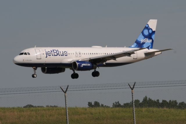 Airbus A320 (N561JB)