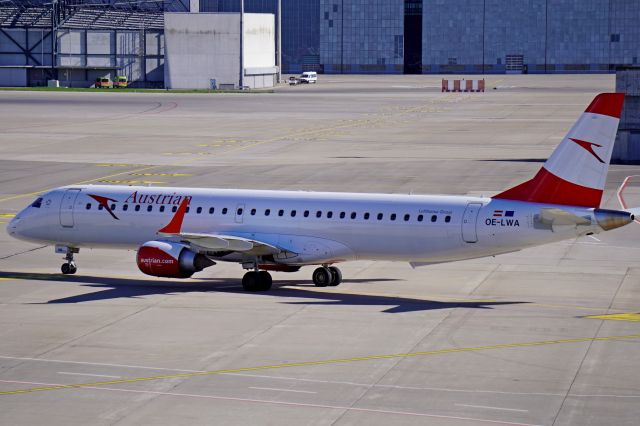 EMBRAER 195 (OE-LWA) - Austrian Embraer E195LR taxing to a remote stand at Zurich (September 2022).