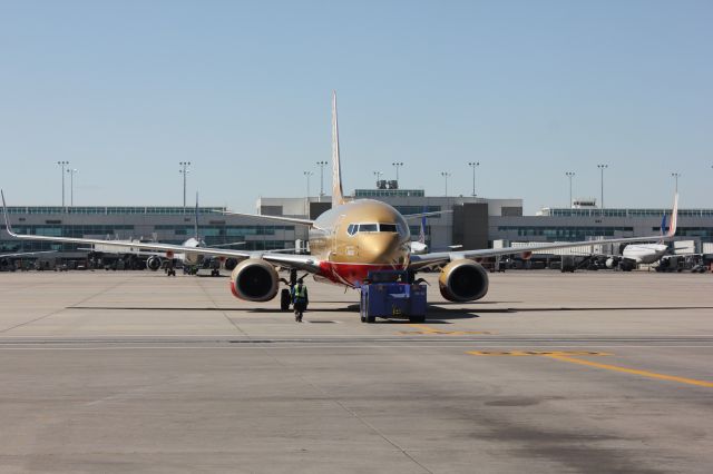 Boeing 737-700 (N714CB)