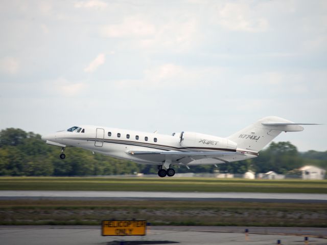 Cessna Citation X (N774XJ) - Take off runway 35.