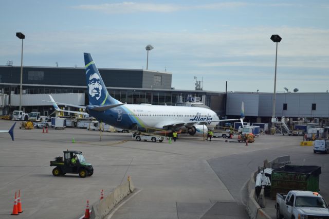 Boeing 737-900 (N275AK) - N275AK (B737-990ER) at gate E1 getting ready to fly back to Anchorage after a flight from Anchorage.br /br /Taken 09:08, July 1, 2024