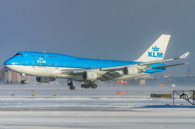 Boeing 747-400 (PH-BFU) - KLM 31 Heavy about to touch down on runway 33R at YYZ