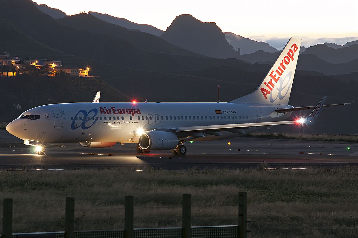 Boeing 737-800 (EC-LQX)