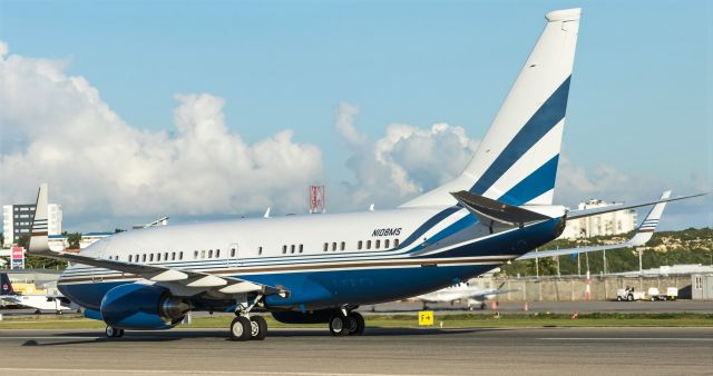 Boeing 737-700 (N108MS)