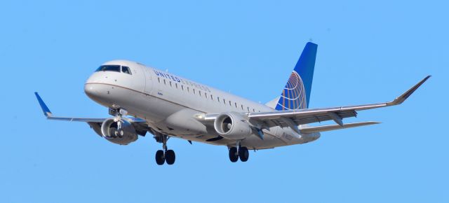 EMBRAER 175 (long wing) (N602UX) - phoenix sky harbor international airport 06MAR22