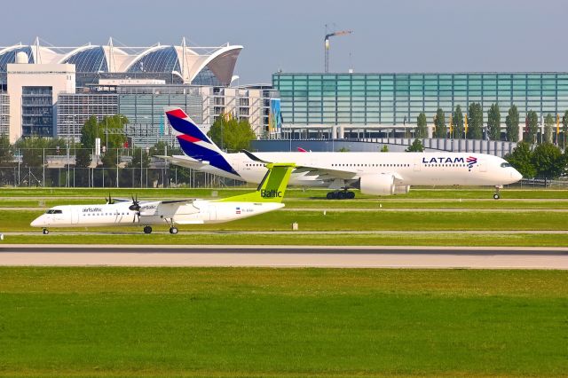 de Havilland Dash 8-400 (YL-BAH)
