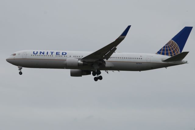 BOEING 767-300 (N672UA)