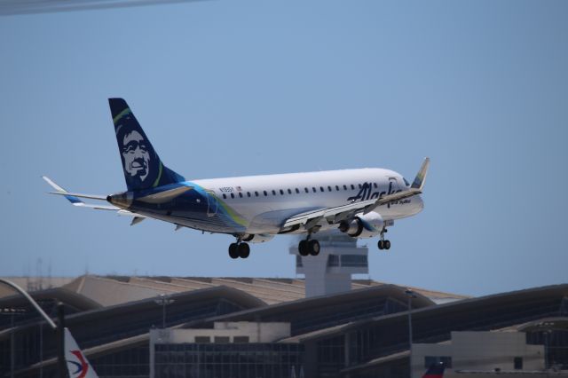 EMBRAER 175 (long wing) (N193SY)