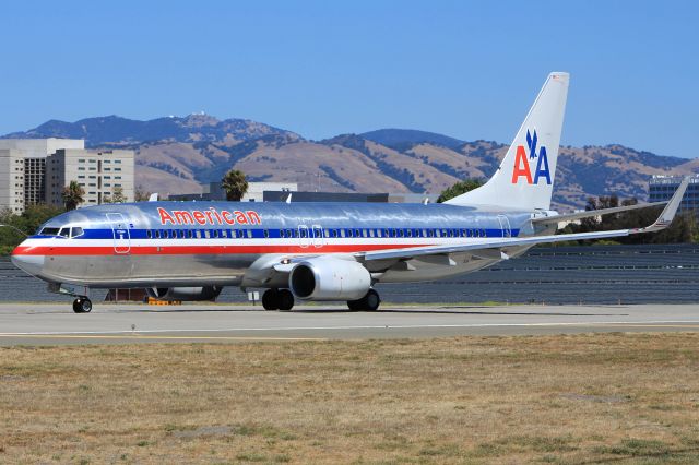 Boeing 737-800 (N892NN)