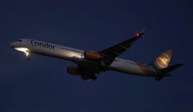 BOEING 757-300 (D-ABOG) - final approach to EDDL/DUS RWY05R