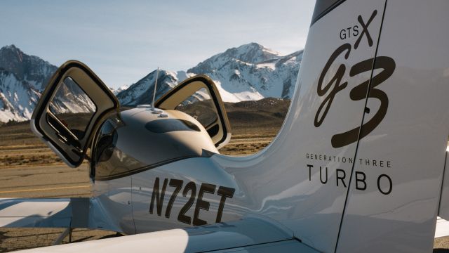 Cirrus SR-22 (N72ET)