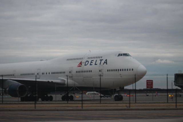 Boeing 747-400 (N669US) - N669US sitting on the hardstand near North Terminal at Detroit Metro. Taken November 25,2017.