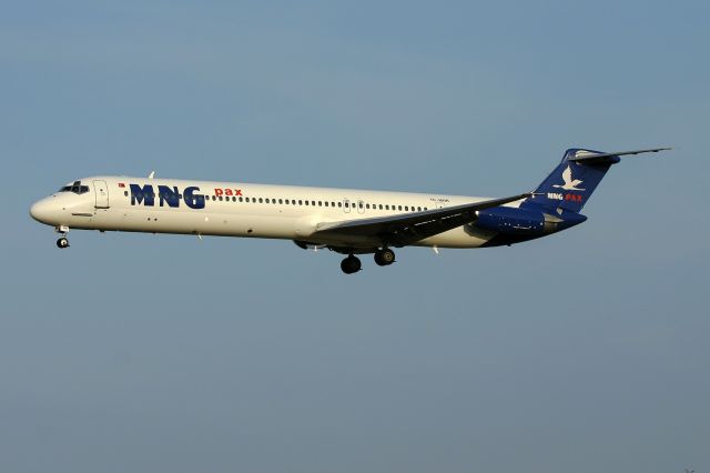 McDonnell Douglas MD-82 (TC-MNR)