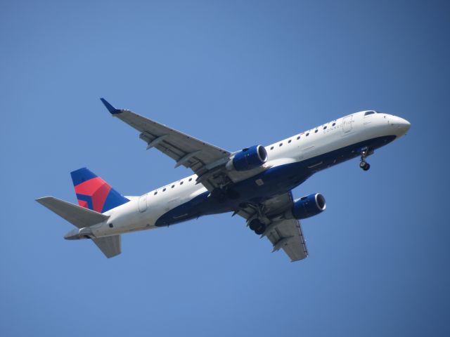 Embraer 170/175 (N208JQ) - N208JQ Shuttle America Embraer ERJ-175LR (ERJ-170-200 LR) - cn 17000257br /br /Shot from Flushing Meadows Corona Park near LaGuardia Airport, NY.