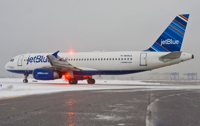 Airbus A320 (N508JL) - N508JL as May the force be with Blue -Double beacon shot on FlightAware.Com !